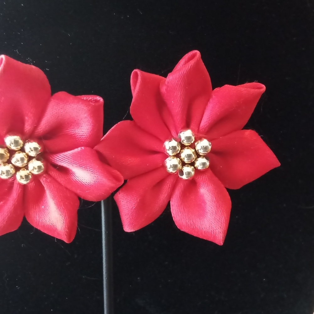 Bow Earrings - Picture 2 of 3